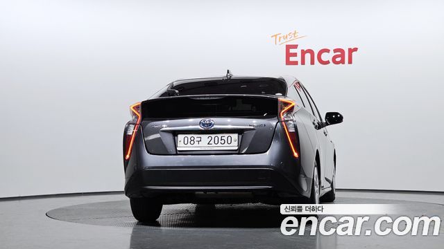 Toyota Prius 4-го поколения 1.8 E - фото 3