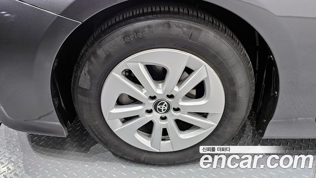 Toyota Prius 4-го поколения 1.8 E - фото 4