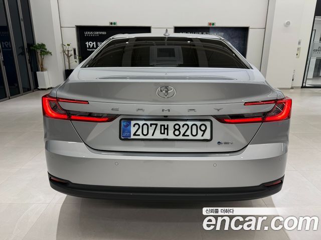Toyota Camry XV80 2.5 XLE Hybrid - фото 3