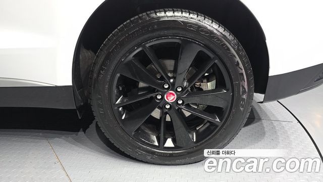 Jaguar F-PACE P 250 SE - фото 4
