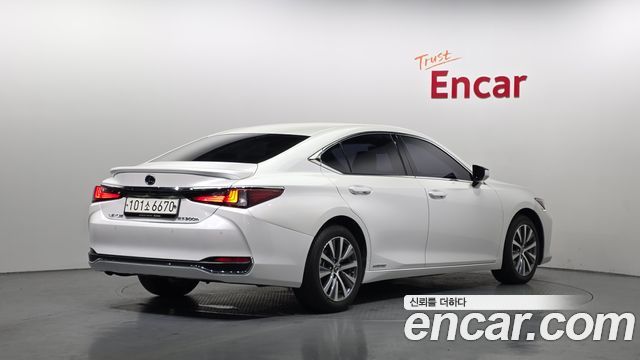 Lexus ES 300h 7-го поколения Supreme - фото 1