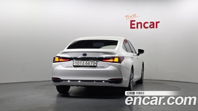 Lexus ES 300h 7-го поколения Supreme - фото 3