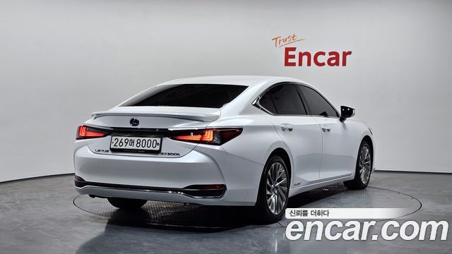 Lexus ES 300h 7-го поколения Luxury Plus - фото 1