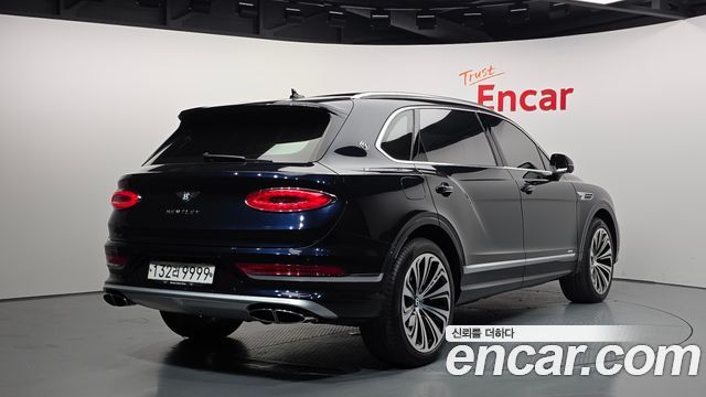 Bentley Bentayga 4.0 V8 EWB Azure - фото 1