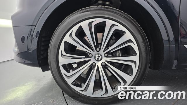 Bentley Bentayga 4.0 V8 EWB Azure - фото 4