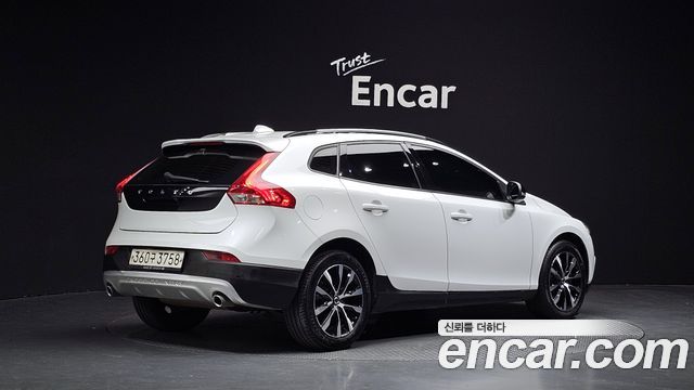 Volvo V40 Cross Country D3 - фото 1