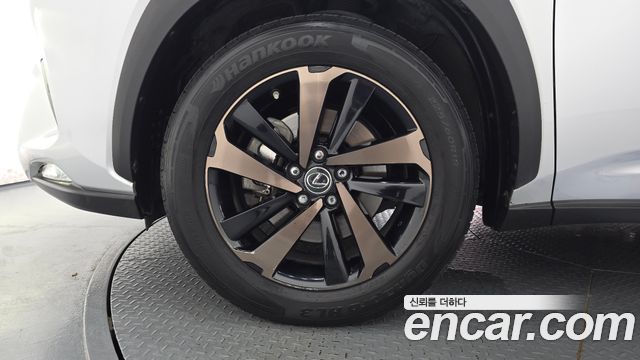 Lexus NX 300h Executive - фото 4