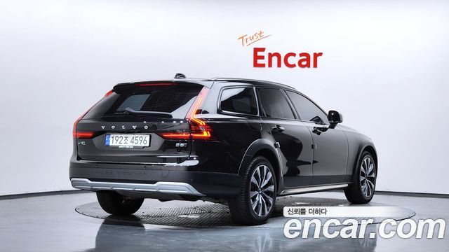 Volvo V90 Cross Country B5 Ultimate AWD - фото 1