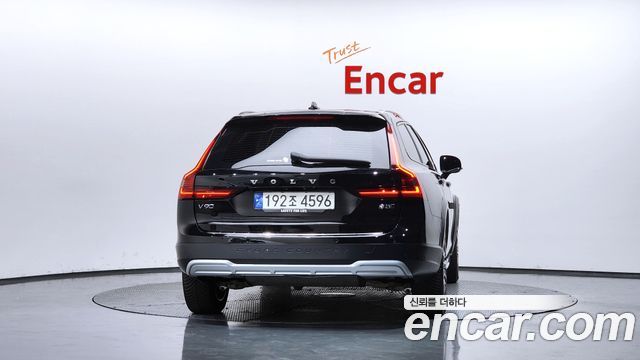 Volvo V90 Cross Country B5 Ultimate AWD - фото 3