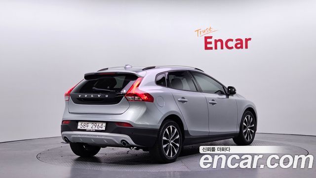 Volvo V40 Cross Country D3 - фото 1