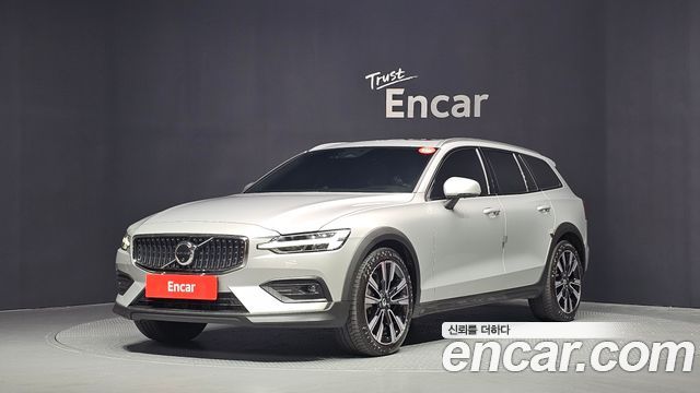 Volvo V60 Cross Country 2-го поколения B5 Ultimate AWD - фото 0