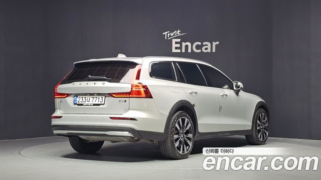 Volvo V60 Cross Country 2-го поколения B5 Ultimate AWD - фото 1