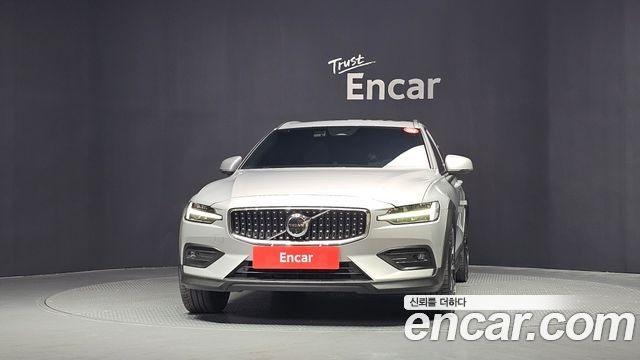 Volvo V60 Cross Country 2-го поколения B5 Ultimate AWD - фото 2