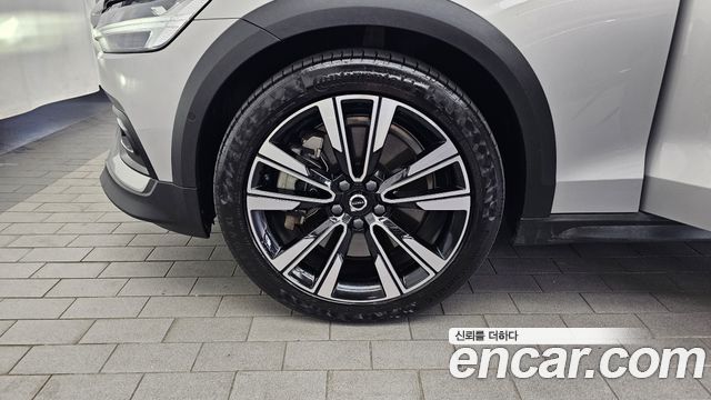 Volvo V60 Cross Country 2-го поколения B5 Ultimate AWD - фото 4