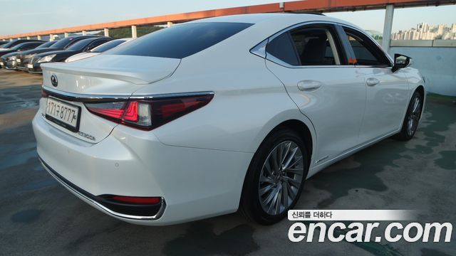 Lexus ES 300h 7-го поколения Limited - фото 1