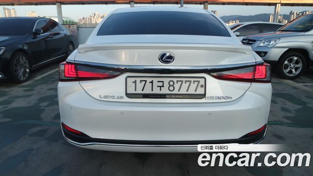 Lexus ES 300h 7-го поколения Limited - фото 3