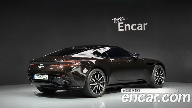 Aston Martin DB11 4.0 V8 Coupe - фото 1