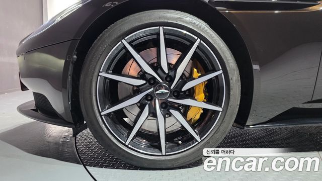 Aston Martin DB11 4.0 V8 Coupe - фото 4