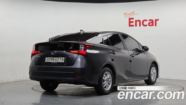 Toyota Prius 4-го поколения 1.8 - фото 0