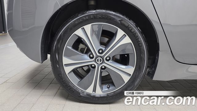 Nissan Leaf ZE1 EV SL - фото 3