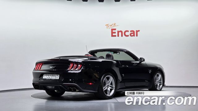Ford Mustang GT Convertible - фото 1