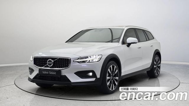 Volvo V60 Cross Country 2-го поколения B5 Ultimate AWD - фото 0