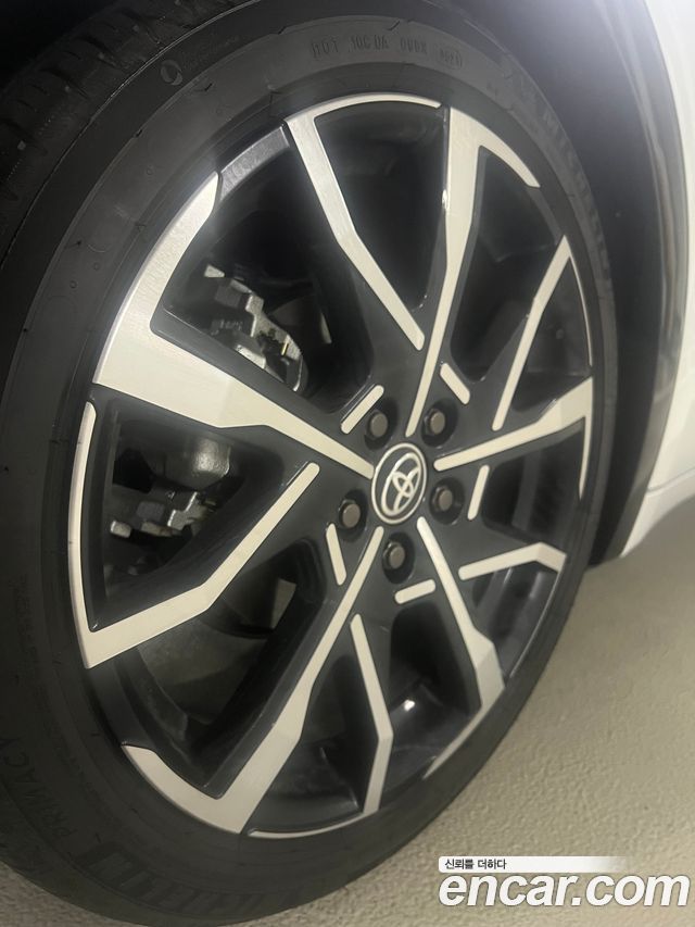 Toyota Prius 5-го поколения 2.0 PHEV XSE - фото 3