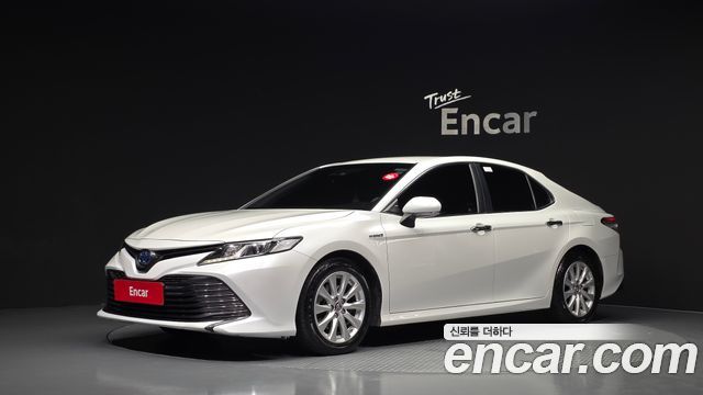Toyota Camry XV70 2.5 LE Hybrid - фото 0