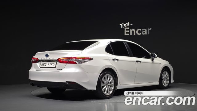 Toyota Camry XV70 2.5 LE Hybrid - фото 1