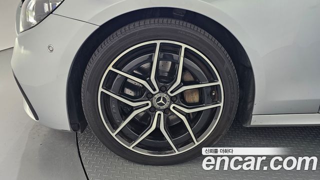 Mercedes-Benz E-Class W213 E220d 4MATIC AMG Line - фото 4