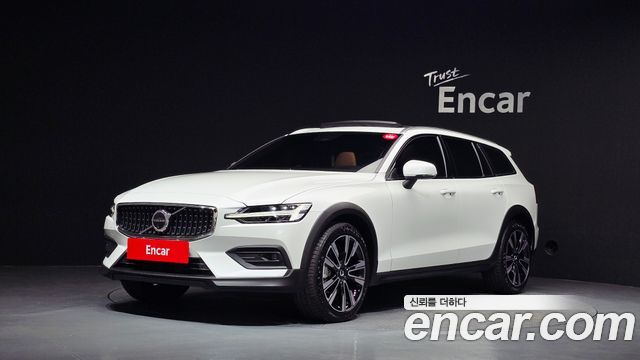 Volvo V60 Cross Country 2-го поколения B5 Ultra AWD - фото 0