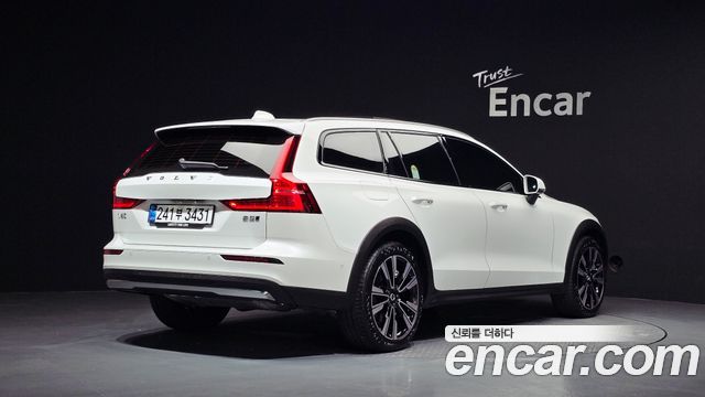 Volvo V60 Cross Country 2-го поколения B5 Ultra AWD - фото 1