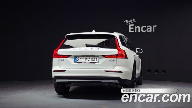 Volvo V60 Cross Country 2-го поколения B5 Ultra AWD - фото 3
