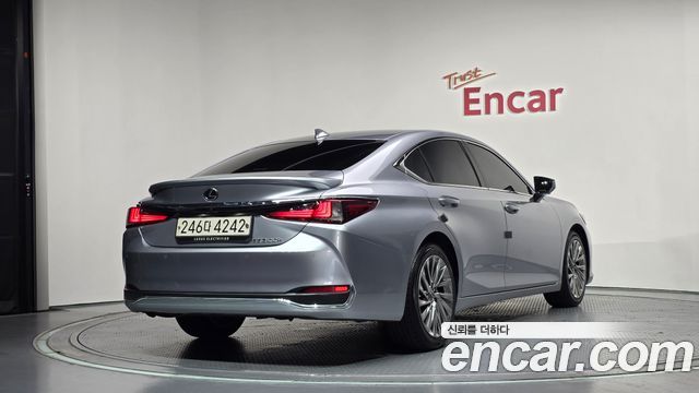 Lexus ES 300h 7-го поколения Executive - фото 1