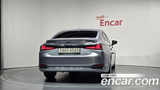 Lexus ES 300h 7-го поколения Executive - фото 3