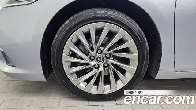 Lexus ES 300h 7-го поколения Executive - фото 4