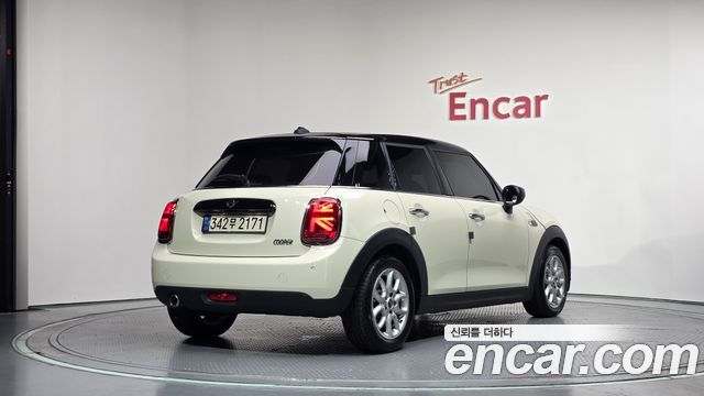 Mini Cooper 5Door HIGH 3rd - фото 1
