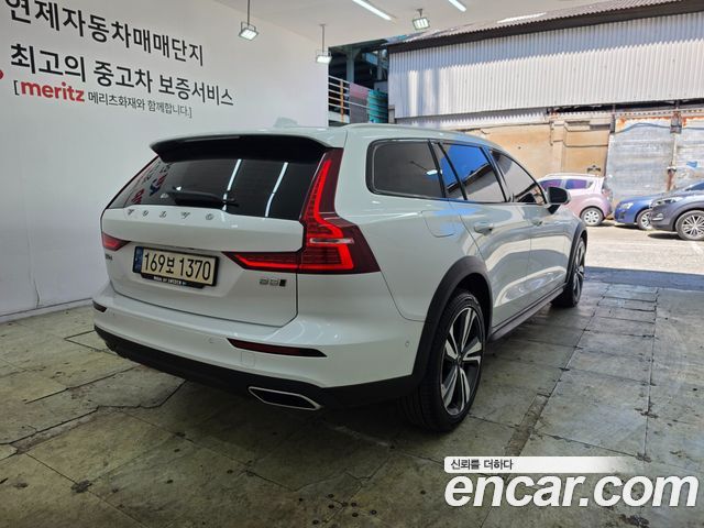 Volvo V60 Cross Country 2-го поколения B5 Pro AWD - фото 2