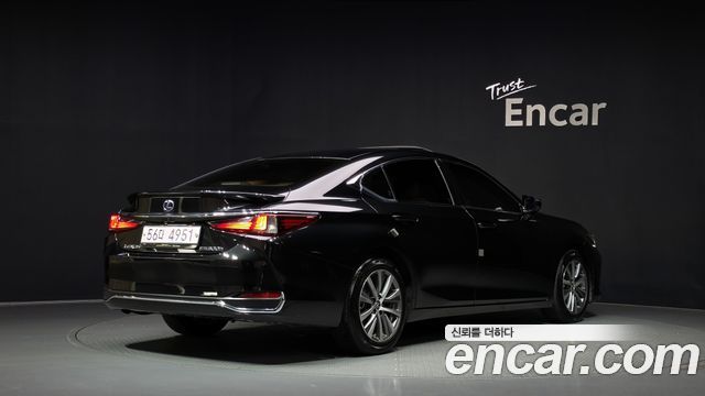 Lexus ES 300h 7-го поколения Supreme - фото 1