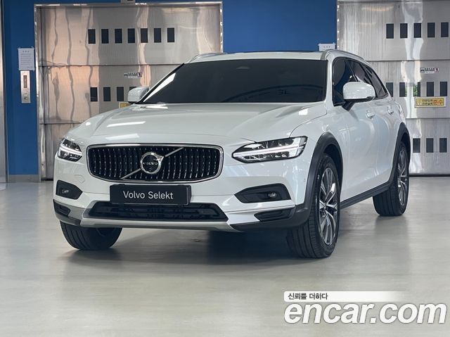 Volvo V90 Cross Country B5 Ultra AWD - фото 0