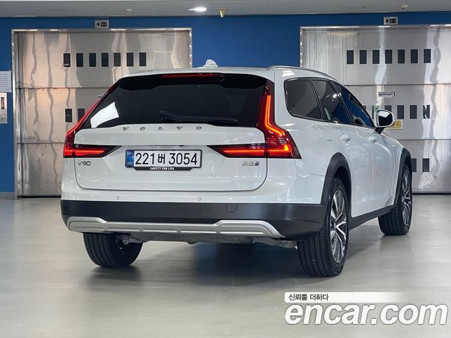 Volvo V90 Cross Country B5 Ultra AWD - фото 1