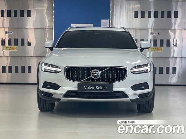 Volvo V90 Cross Country B5 Ultra AWD - фото 2