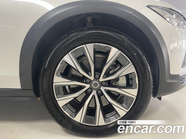 Volvo V90 Cross Country B5 Ultra AWD - фото 4