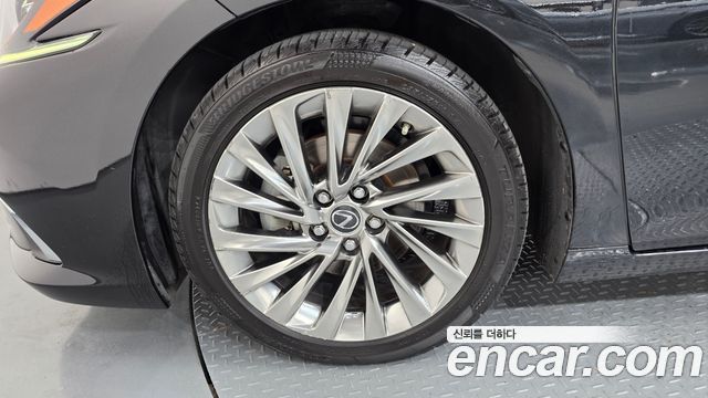 Lexus ES 300h 7-го поколения Executive - фото 4