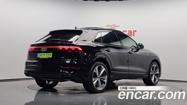 Audi Q8 55 TFSI Quattro Premium - фото 0
