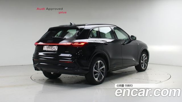 Audi Q5 40 TDI Quattro S Line - фото 1