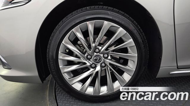 Lexus ES 300h 7-го поколения Executive - фото 4