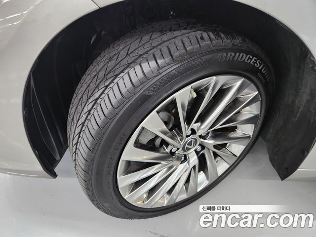 Lexus ES 300h 7-го поколения Executive - фото 4