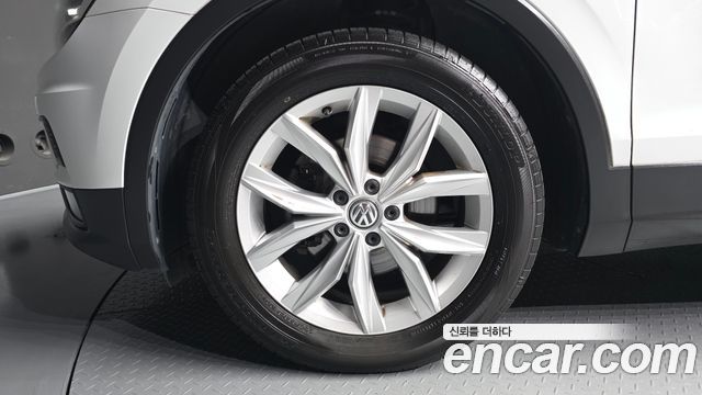Volkswagen Tiguan 2-го поколения 2.0 TDI Premium - фото 4