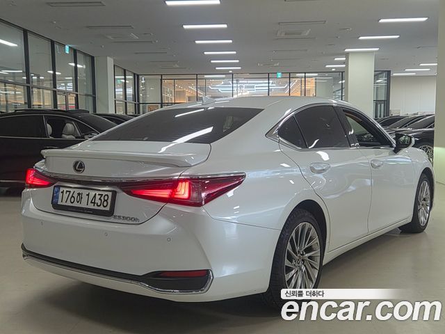 Lexus ES 300h 7-го поколения Executive - фото 3
